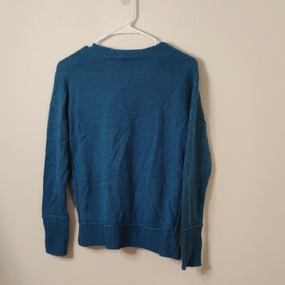 Kinross Cashmere V-Neck Women's Sweater - Picture 2 of 3